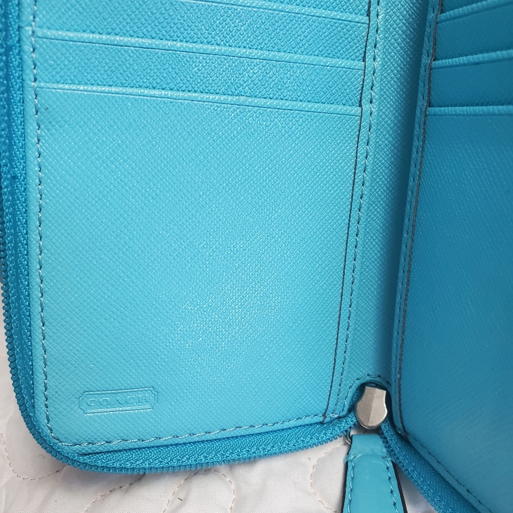 COACH small leather wristlet . - Picture 14 of 14